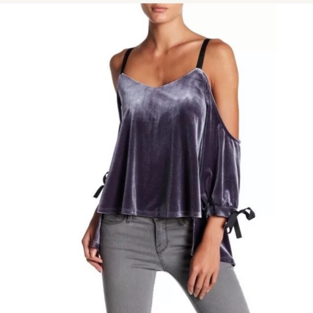 NWT Romeo + Juliet Cold Shoulder Velvet Top Sm - Picture 2 of 10
